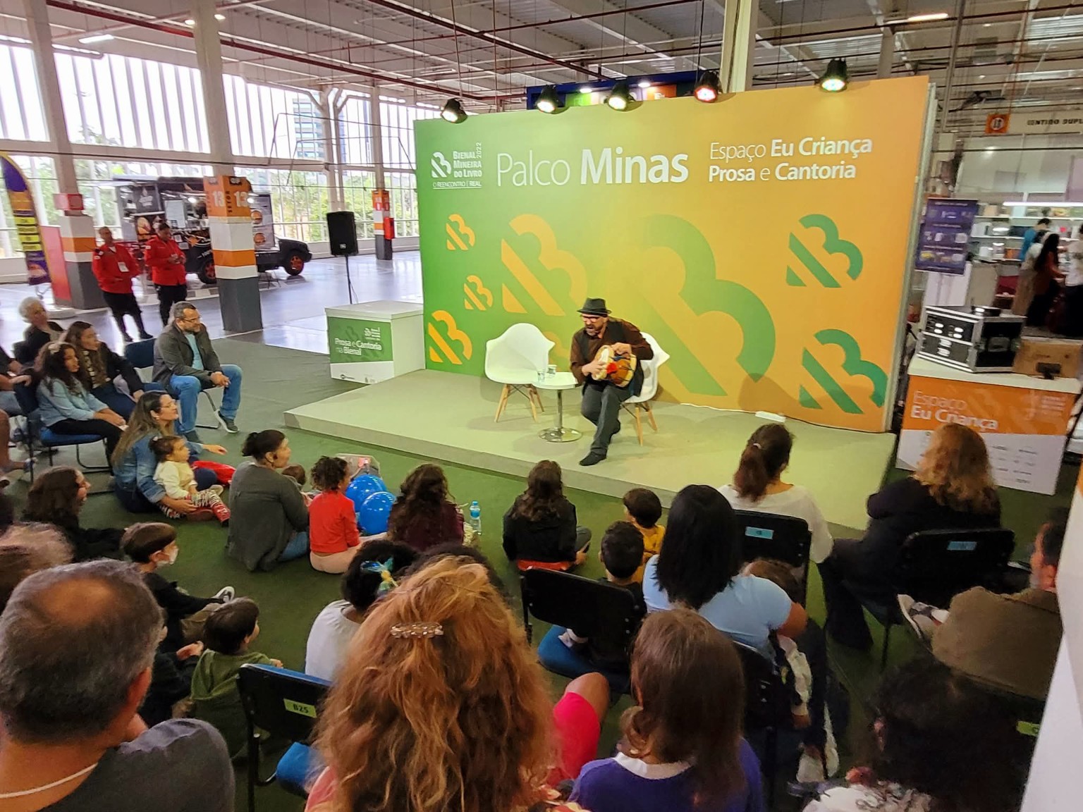 Roberto de Freitas contando histórias na Bienal Mineira do Livro