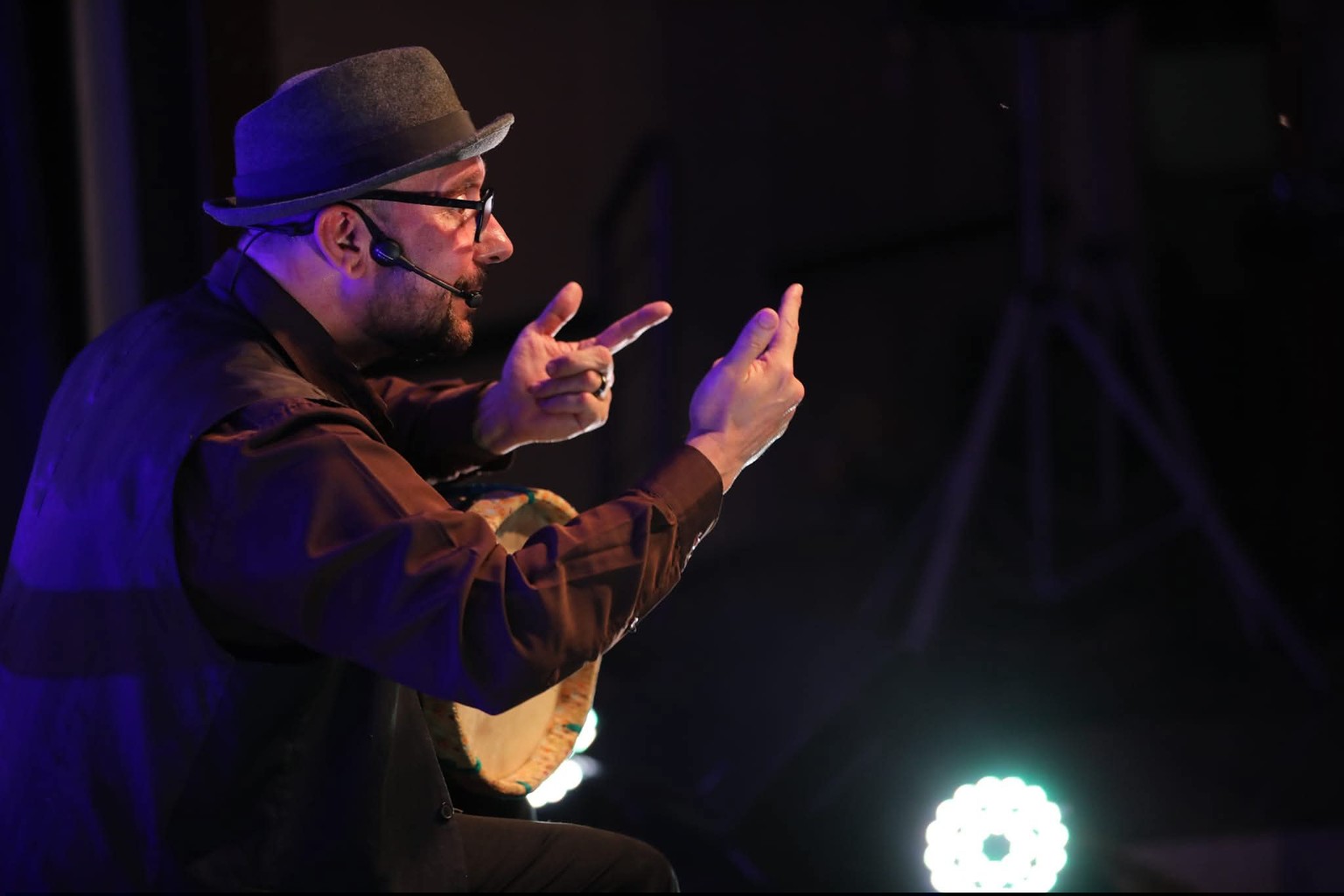 Roberto de Freitas gesticulando durante uma apresentação