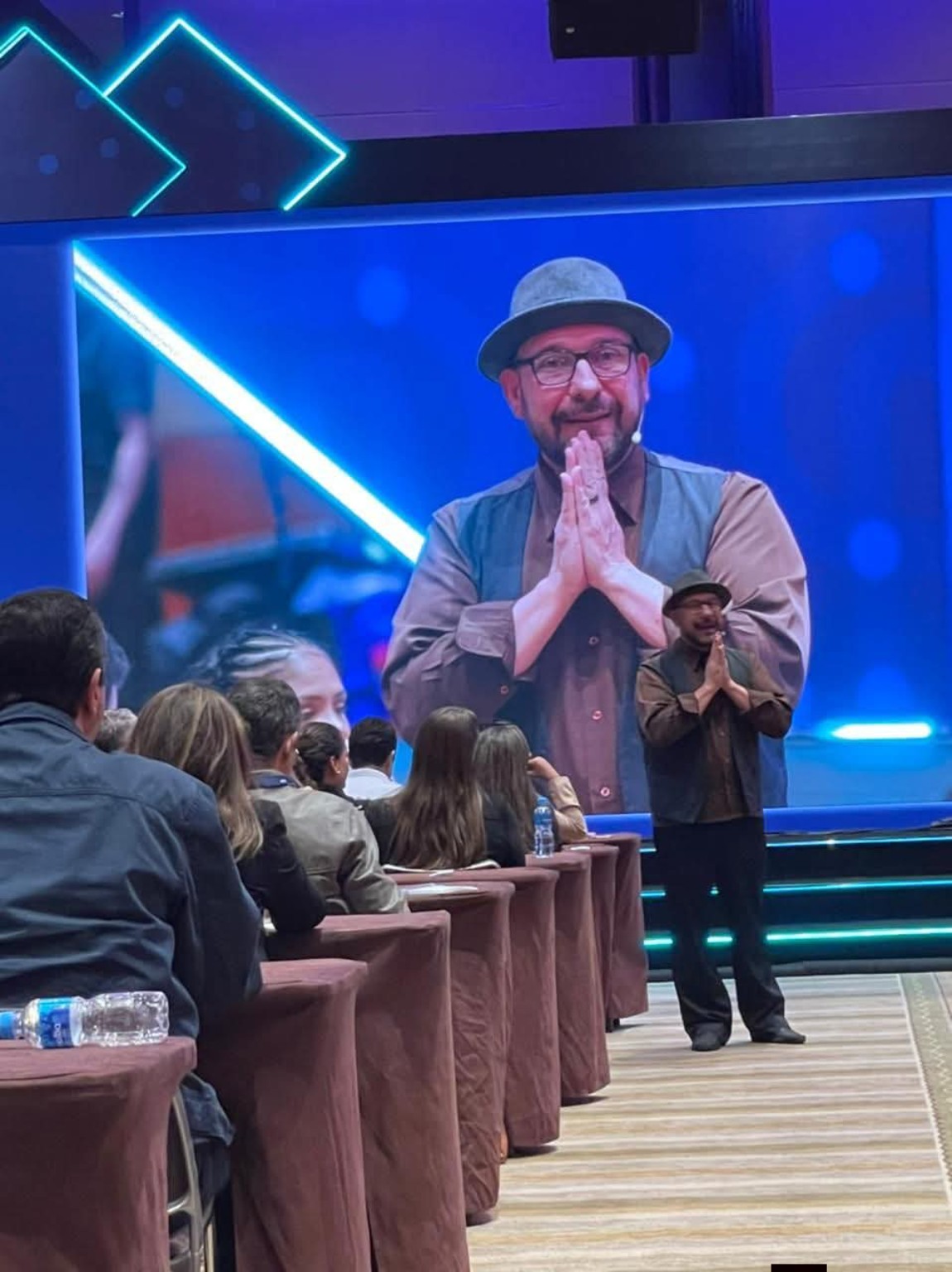 Roberto de Freitas no palco diante do público