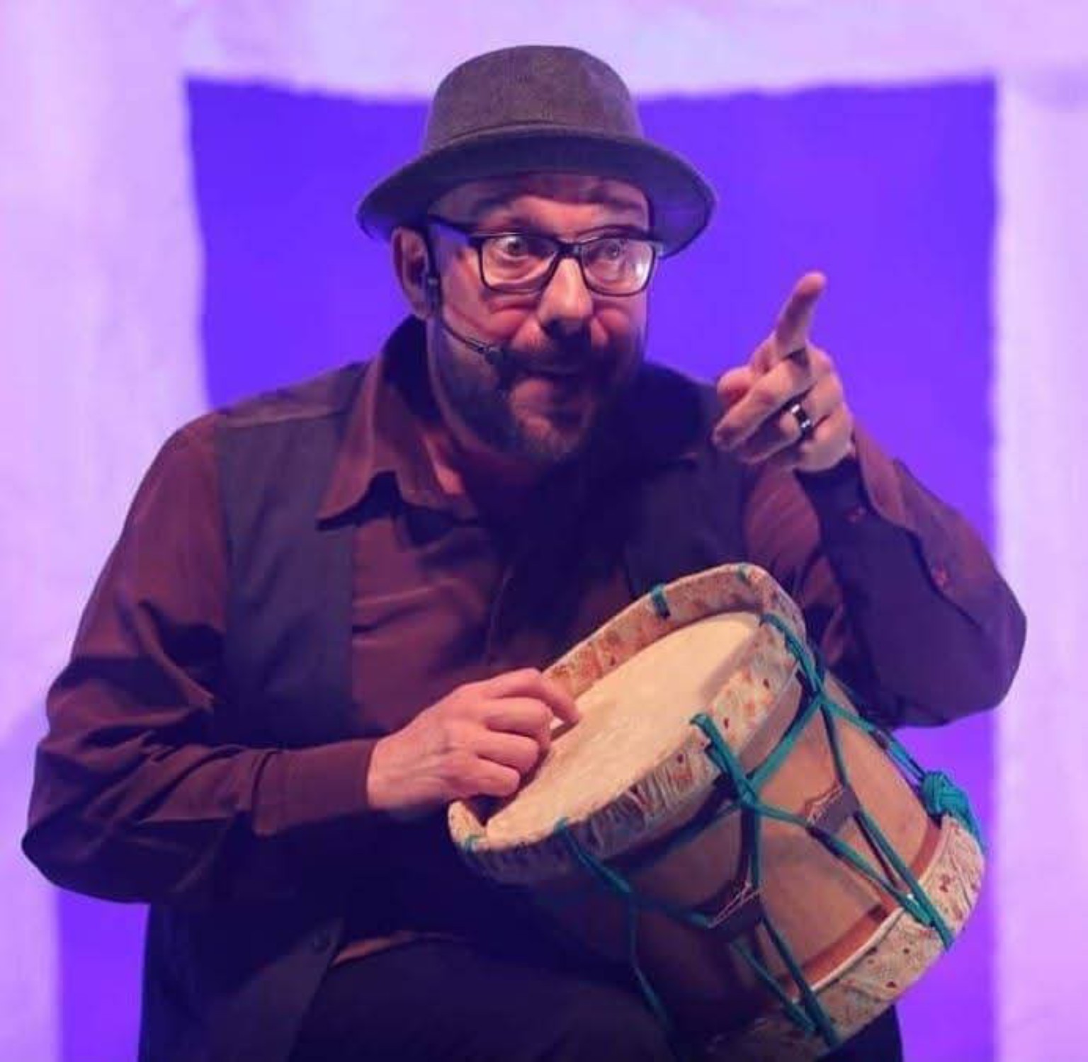 Roberto de Freitas contando uma história com seu tambor